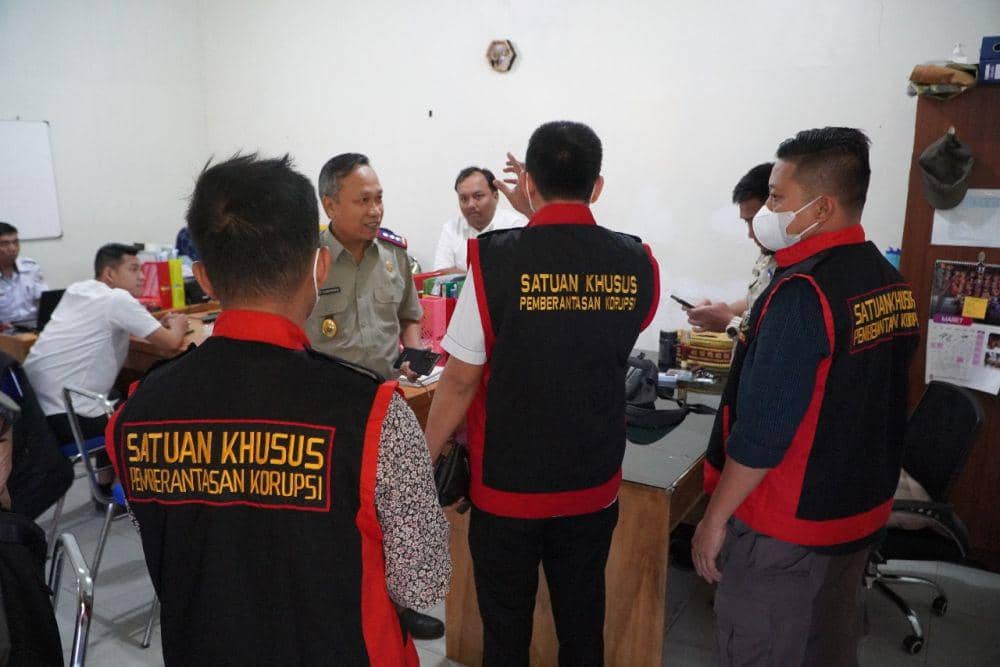 (Tim Pidsus Kejati Sumsel saat menggeledah 3 kantor dinas di Musi Rawas) IDN Times/istimewa
