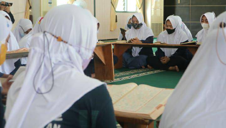 Kegiatan tadarus Al-Qur'an di Lapas Perempuan Kelas II A Malang. (IDN Times/Rizal Adhi Pratama)