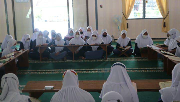 Kegiatan tadarus Al-Qur'an di Lapas Perempuan Kelas II A Malang. (IDN Times/Rizal Adhi Pratama)
