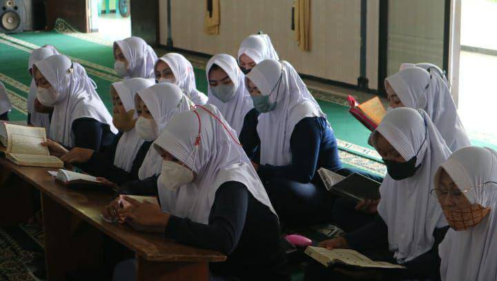 Kegiatan tadarus Al-Qur'an di Lapas Perempuan Kelas II A Malang. (IDN Times/Rizal Adhi Pratama)
