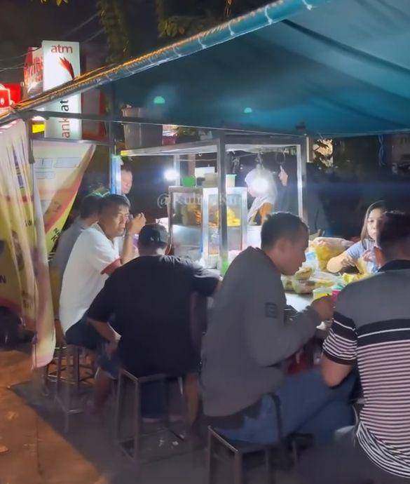 Pelanggan di warung nasi pecel Blitar, Kalijaten, Sidoarjo. Instagram/sidoarjo_culinary