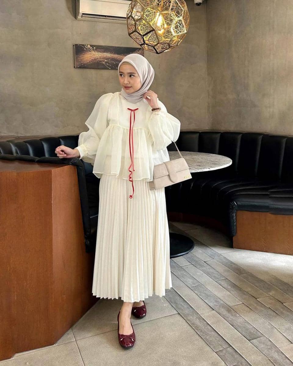 inspirasi outfit lebaran bertema coquette (instagram.com/nyiiit)