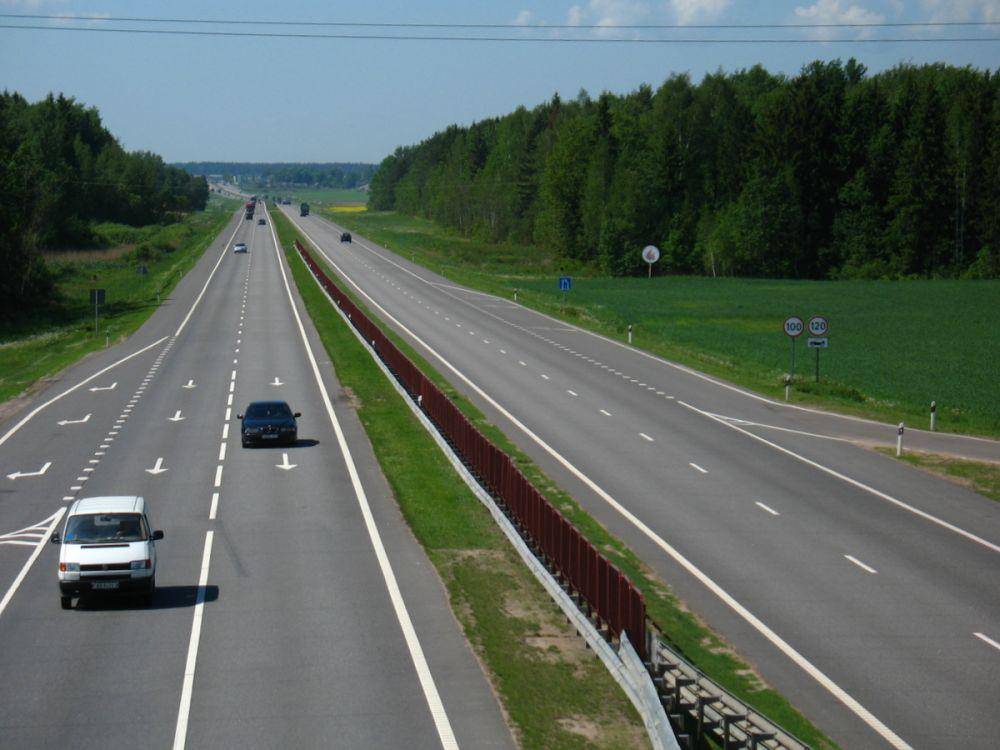 M1/E30, Belarusia commons.wikimedia.org/)