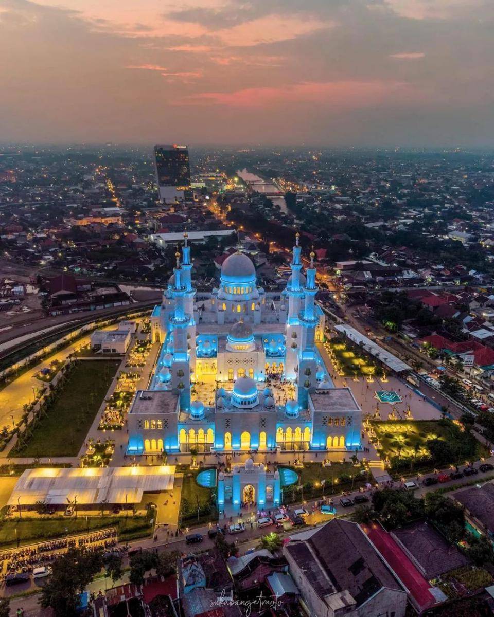 masjid raya sheikh zayed solo (instagram.com/masjid_raya_sheikh_zayed_solo)