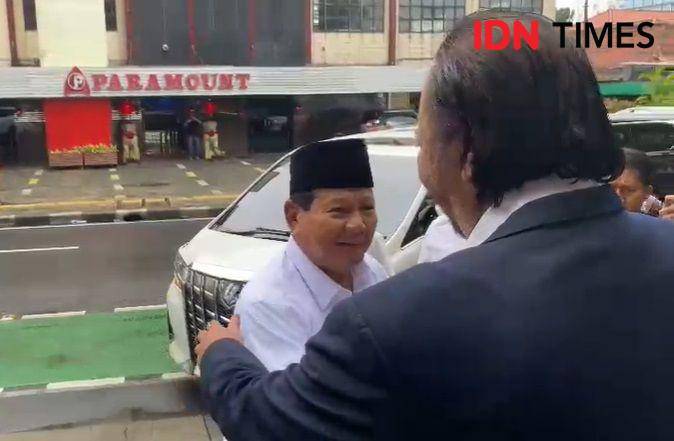 Prabowo Subianto tiba di NasDem Towes disambut Ketum NasDem Surya Paloh (IDN Times/Amir Faisol)