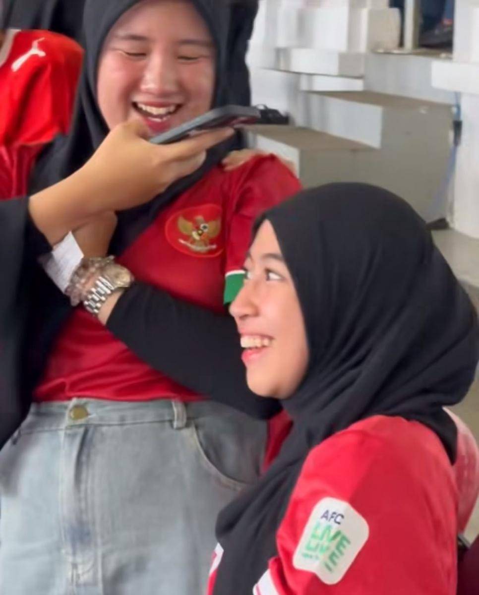 Adiba Khanza nonton Timnas (instagram.com/_ummi_pipik_)