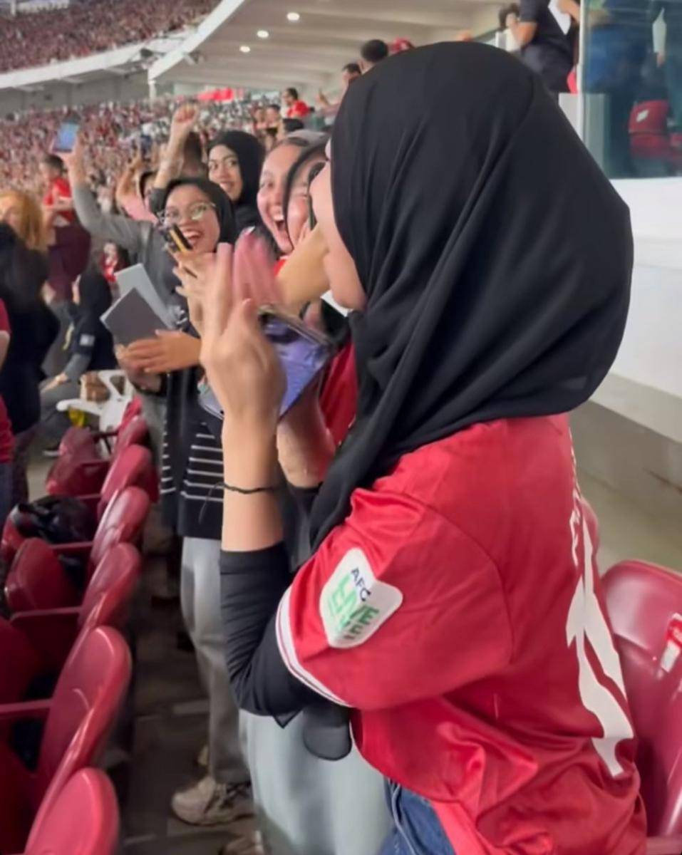 Adiba Khanza nonton Timnas (instagram.com/_ummi_pipik_)