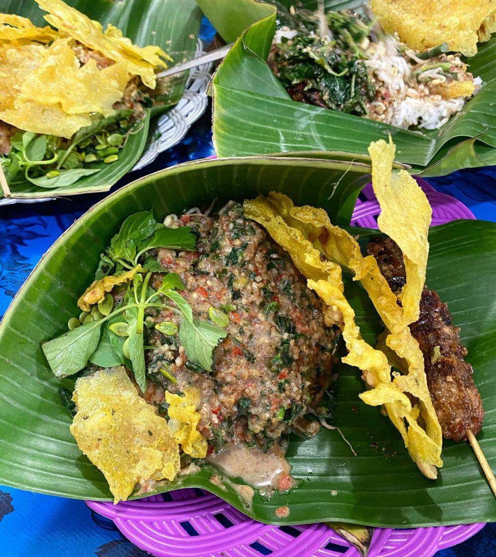 Nasi pecel pincuk di warung AE khas Madiun. Instagram/kulinersby