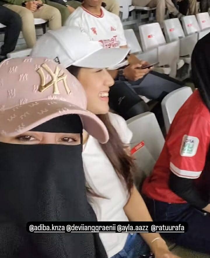 potret publik figur saat nonton timnas di kualifikasi Piala Dunia (instagram.com/deviianggraenii)
