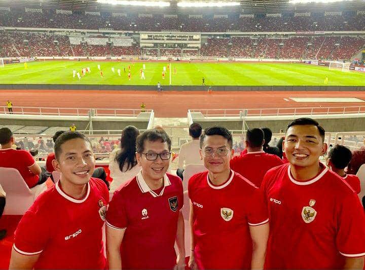 potret publik figur saat nonton timnas di kualifikasi Piala Dunia (instagram.com/wishnutama)