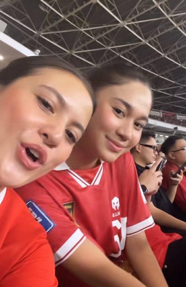 potret publik figur saat nonton timnas di kualifikasi Piala Dunia (instagram.com/aruanmarsha)