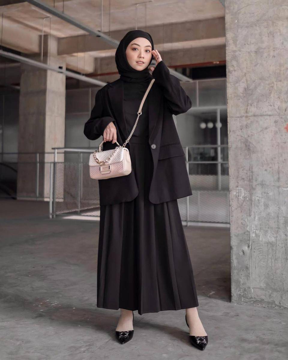 OOTD hijab pakai rok hitam ala Meirani Amalia (instagram.com/meiraniap)