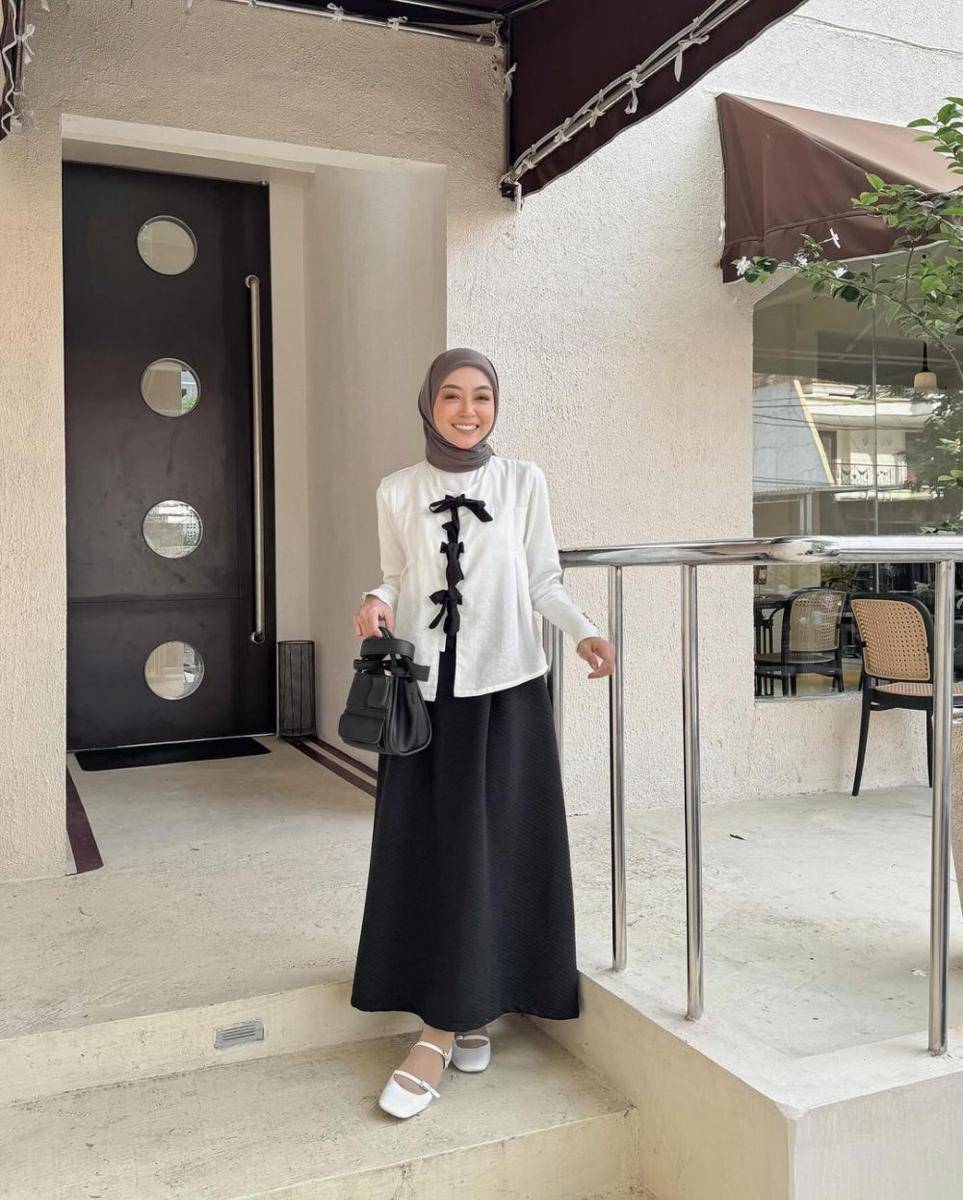 OOTD hijab pakai rok hitam ala Meirani Amalia (instagram.com/meiraniap)