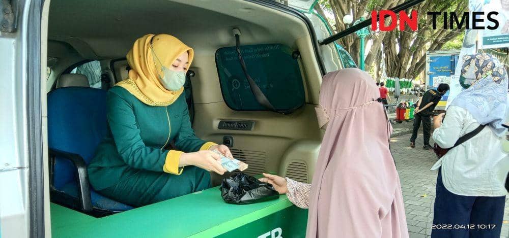 Penukaran uang pecahan baru. (IDN Times/Muhammad Nasir)