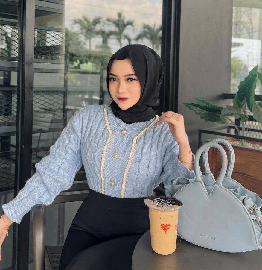 warna jilbab yang cocok dipadukan baju biru muda (instagram.com/hanifadl_)