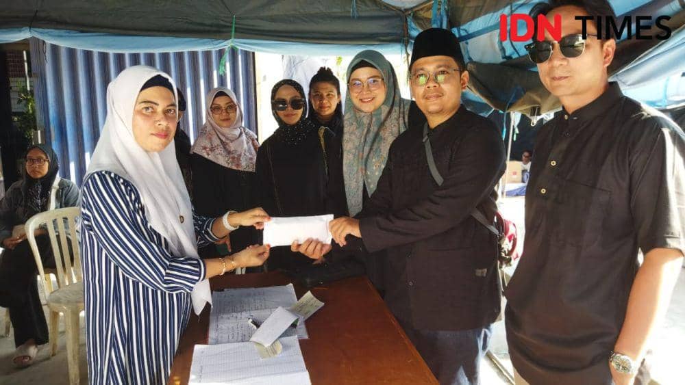 Himpunan Pengusaha Muda Indonesia (Hipmi) Balikpapan menyerahkan bantuan uang Rp15 juta pada korban kebakaran Klandasan Ulu, Sabtu (23/3/2024). (IDN Times/Sri.Wibisono)