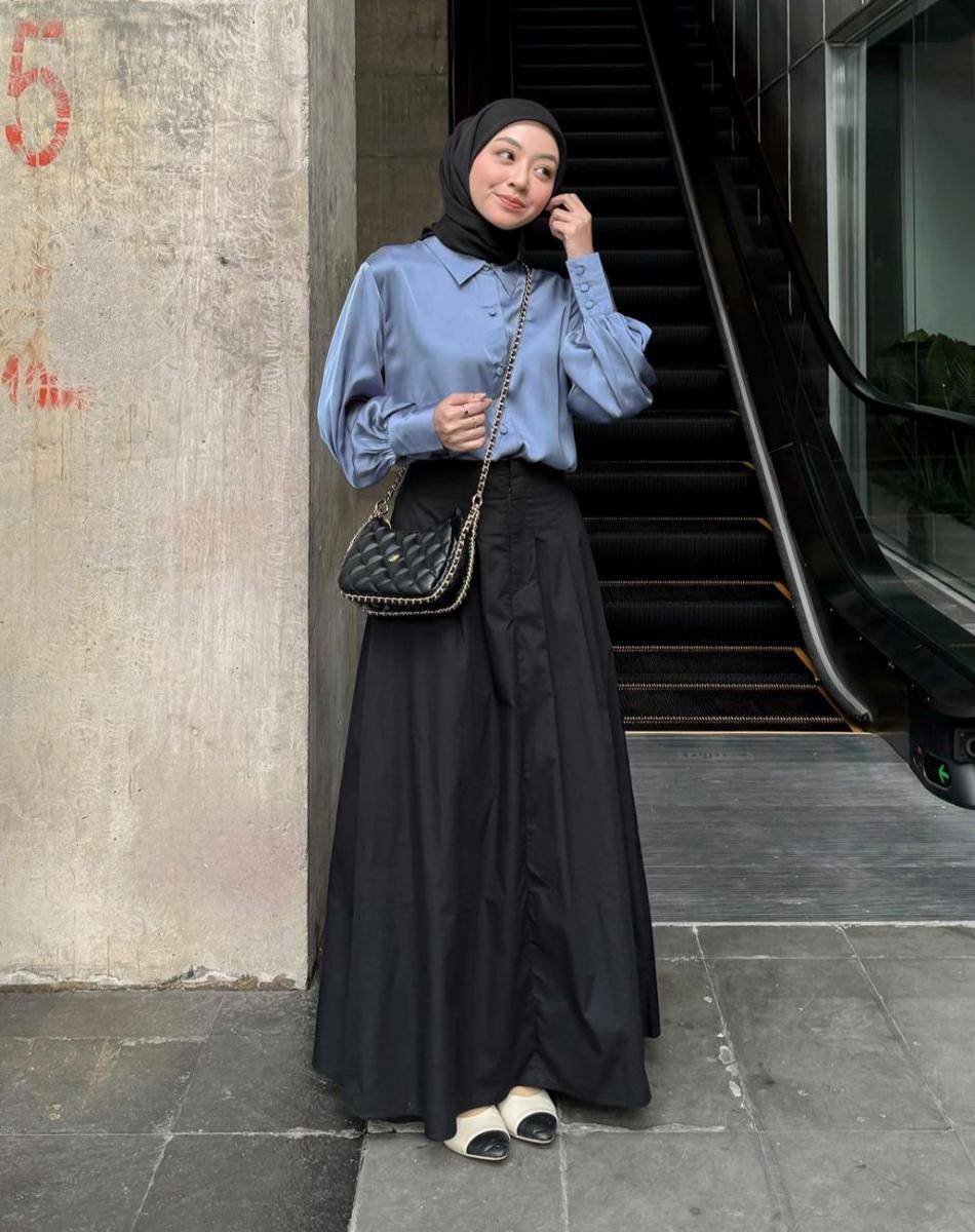 OOTD hijab pakai rok hitam ala Meirani Amalia (instagram.com/meiraniap)