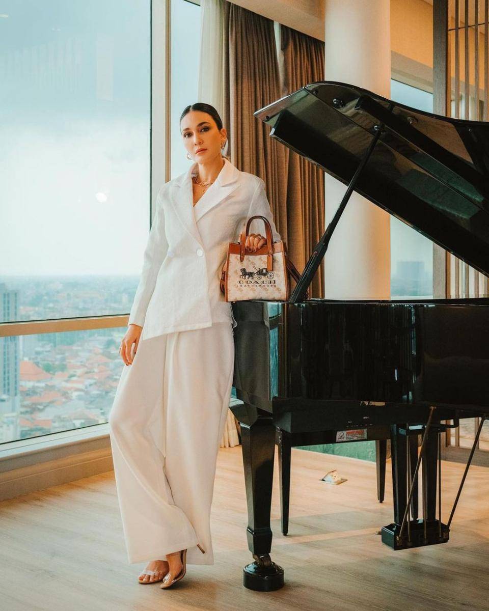 Luna Maya (instagram.com/lunamaya)