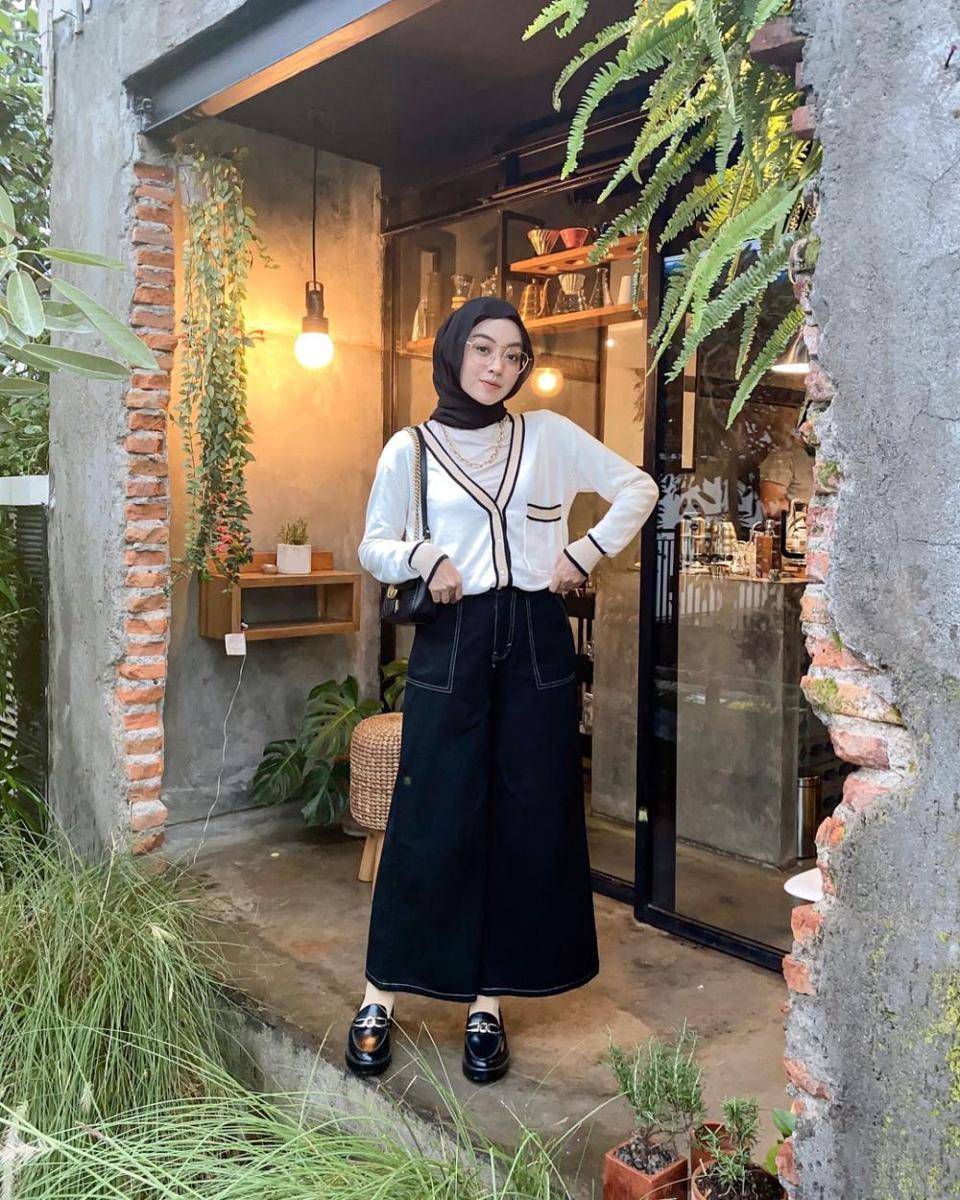 OOTD hijab pakai rok hitam ala Meirani Amalia (instagram.com/meiraniap)