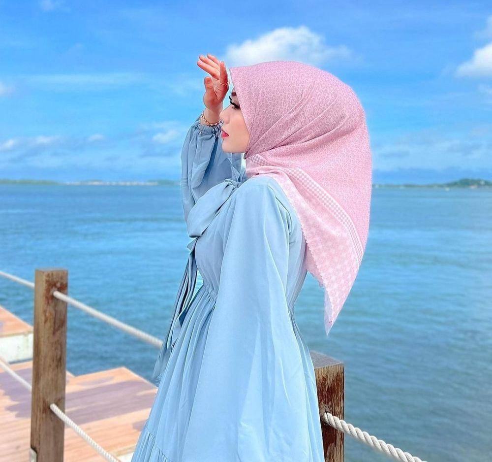 warna jilbab yang cocok dipadukan baju biru muda (instagram.com/yollaanggitaaa)