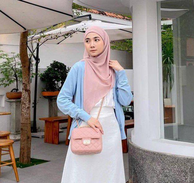warna jilbab yang cocok dipadukan baju biru muda (instagram.com/richaeu)