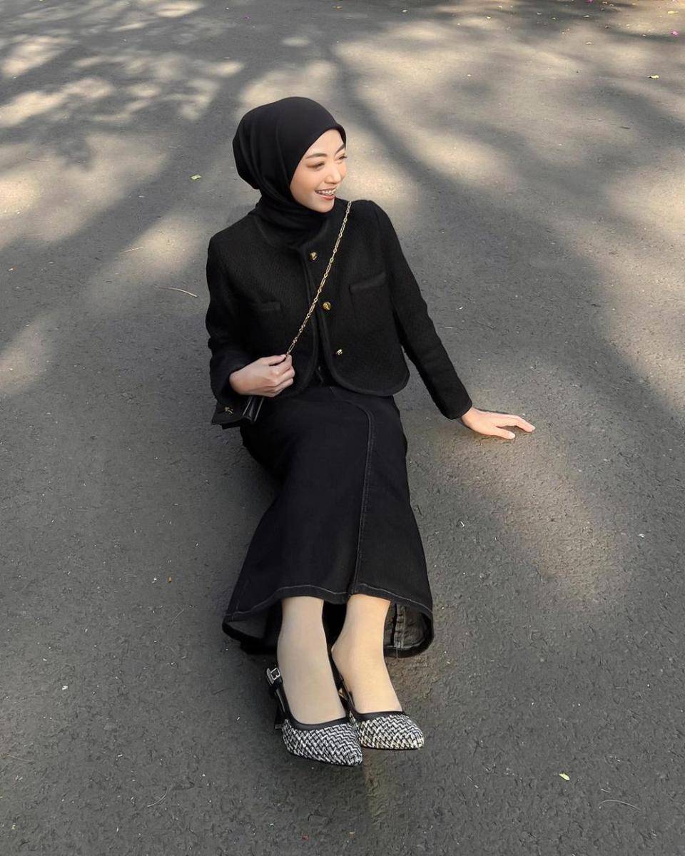 OOTD hijab pakai rok hitam ala Meirani Amalia (instagram.com/meiraniap)