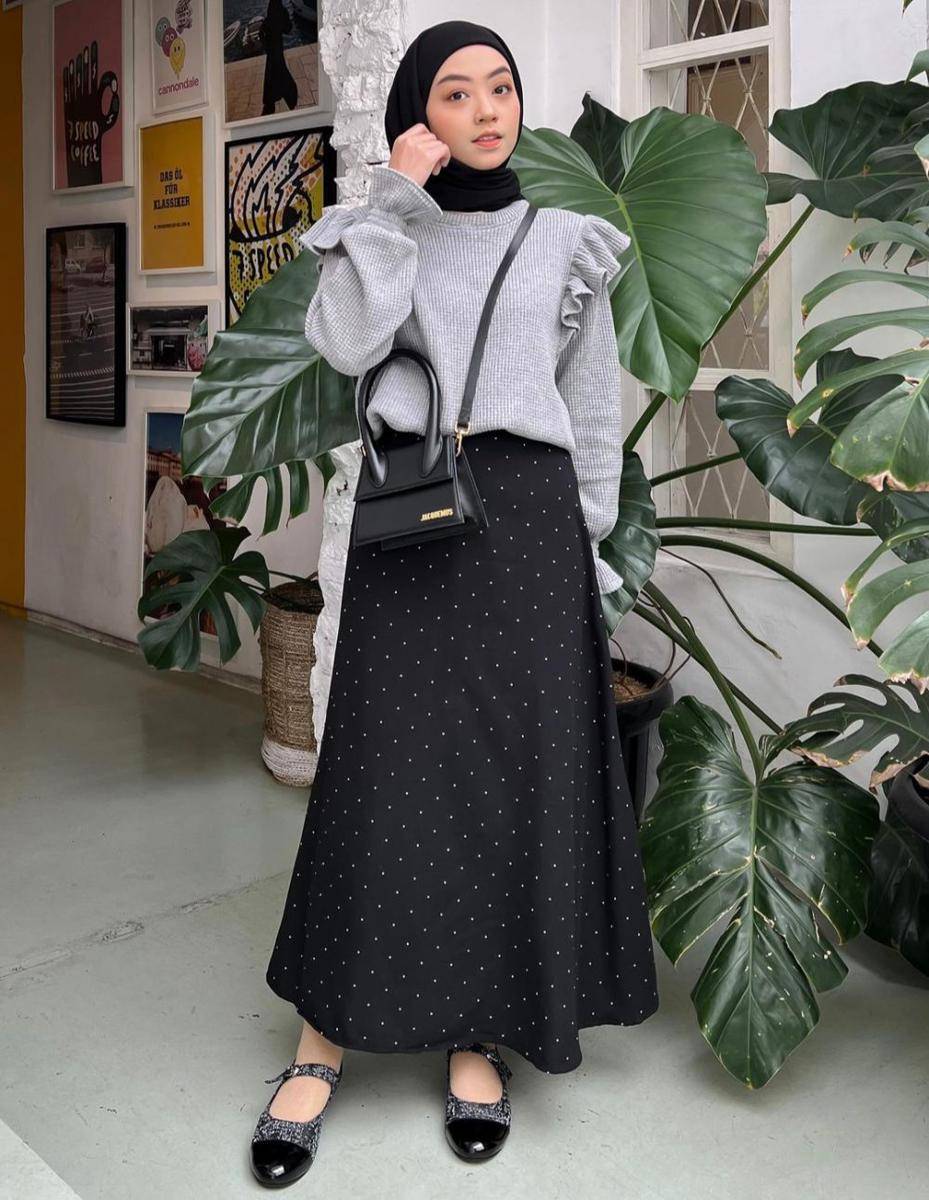 OOTD hijab pakai rok hitam ala Meirani Amalia (instagram.com/meiraniap)