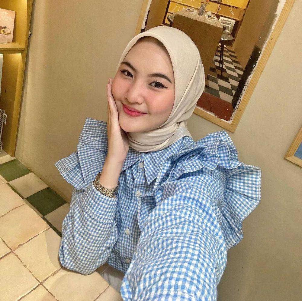 warna jilbab yang cocok dipadukan baju biru muda (instagram.com/intanghazll_)