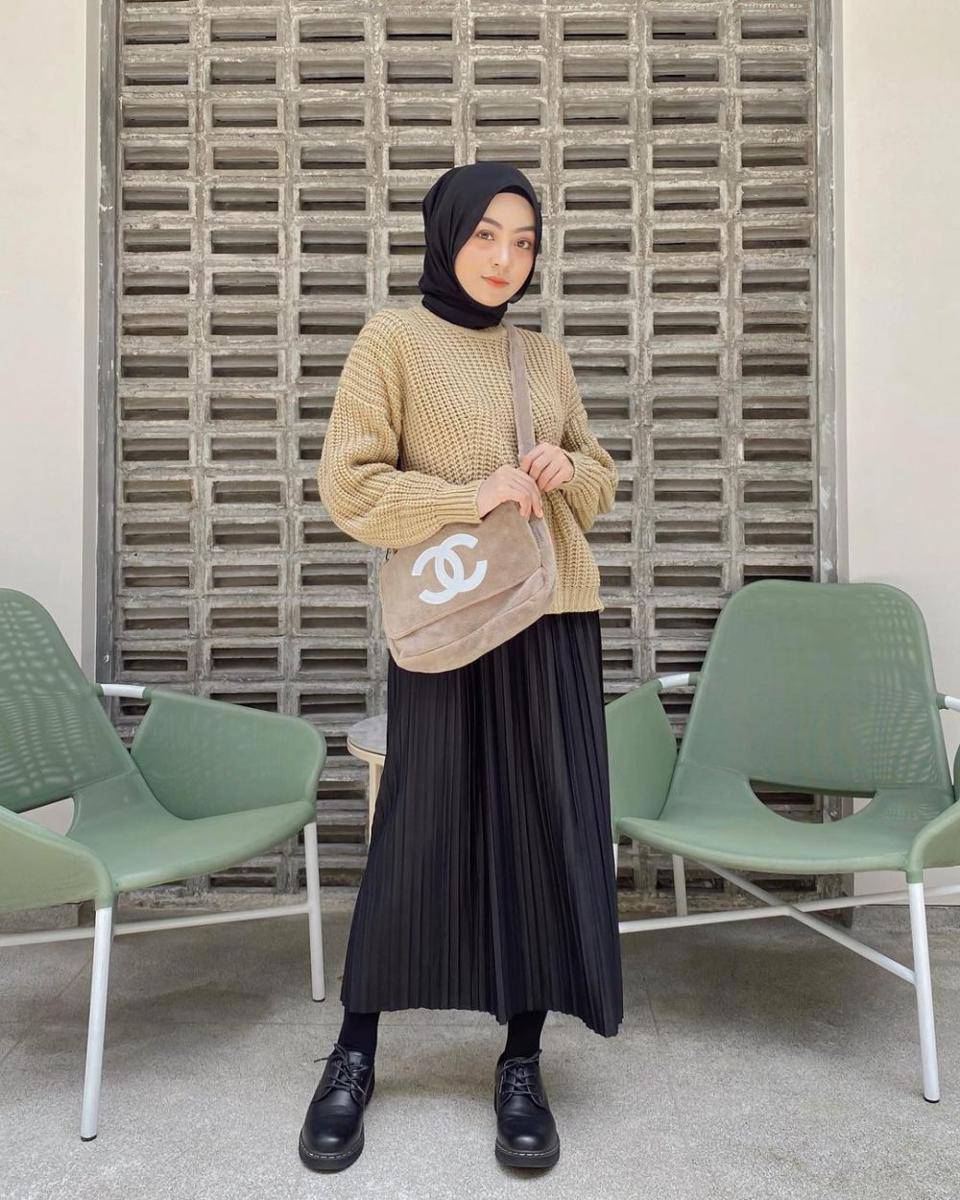 OOTD hijab pakai rok hitam ala Meirani Amalia (instagram.com/meiraniap)