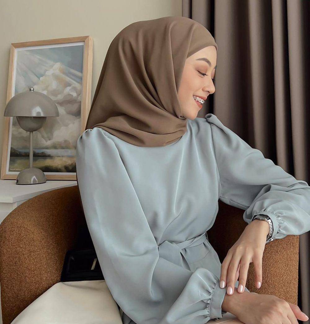 warna jilbab yang cocok dipadukan baju biru muda (instagram.com/meiraniap)