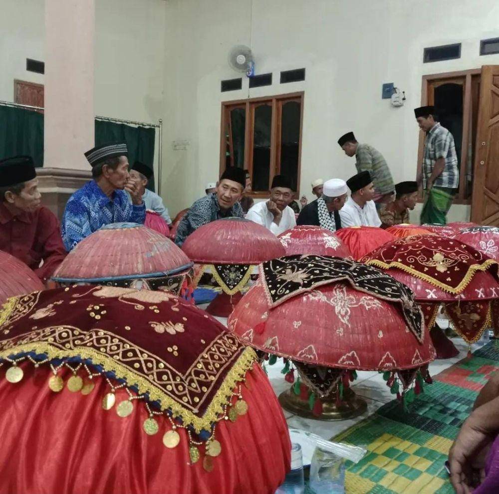 Potret tradisi malam Pitu Likukh sambut Nuzulul Quran di Kecamatan Ngaras, Kabupaten Pesisir Barat, Lampung (instagram/keratonmargangaras)