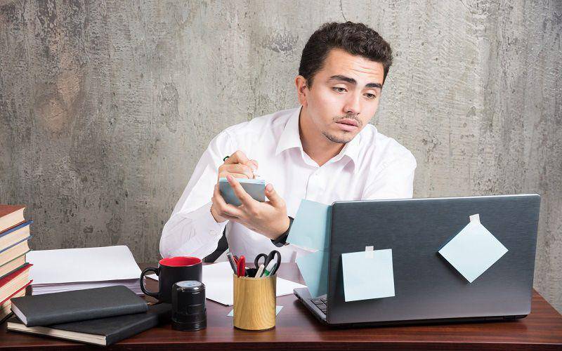 Ilustrasi kelelahan bekerja akibat multitasking (freepik.com/azerbaijan_stockers)