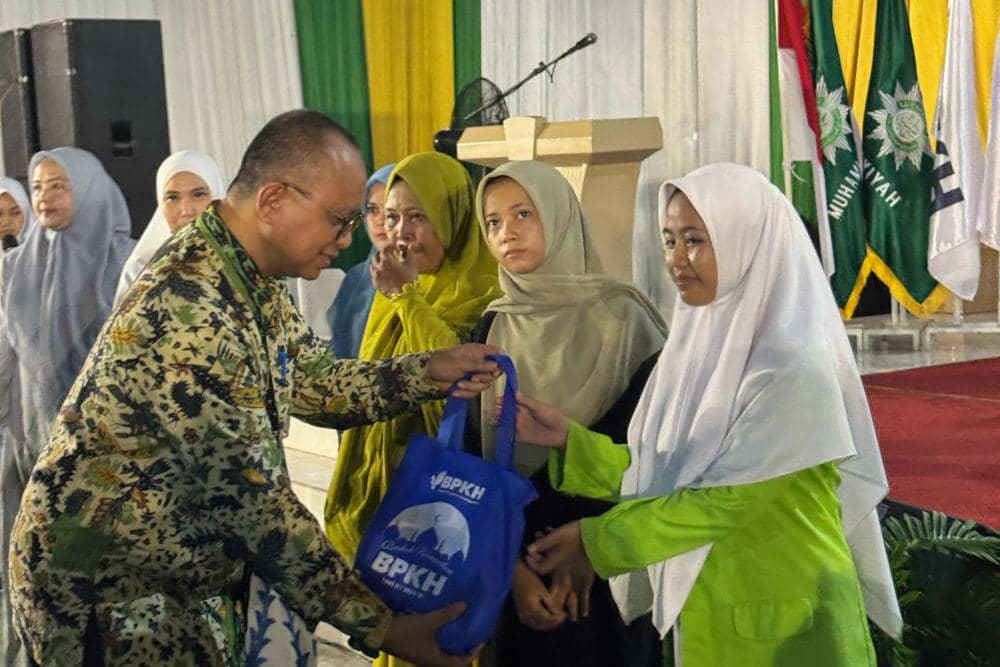 BPKH membagikan seribu paket buka puasa dan seribu bingkisan lebaran melalui program berkah ramadhan untuk negeri 'Nabung Haji Sejak Santri' di Pondok Pesantren Puteri Ummul Muminin ‘Aisyiyah, Makassar, Jumat (22/3/2024). (Dok. Istimewa)