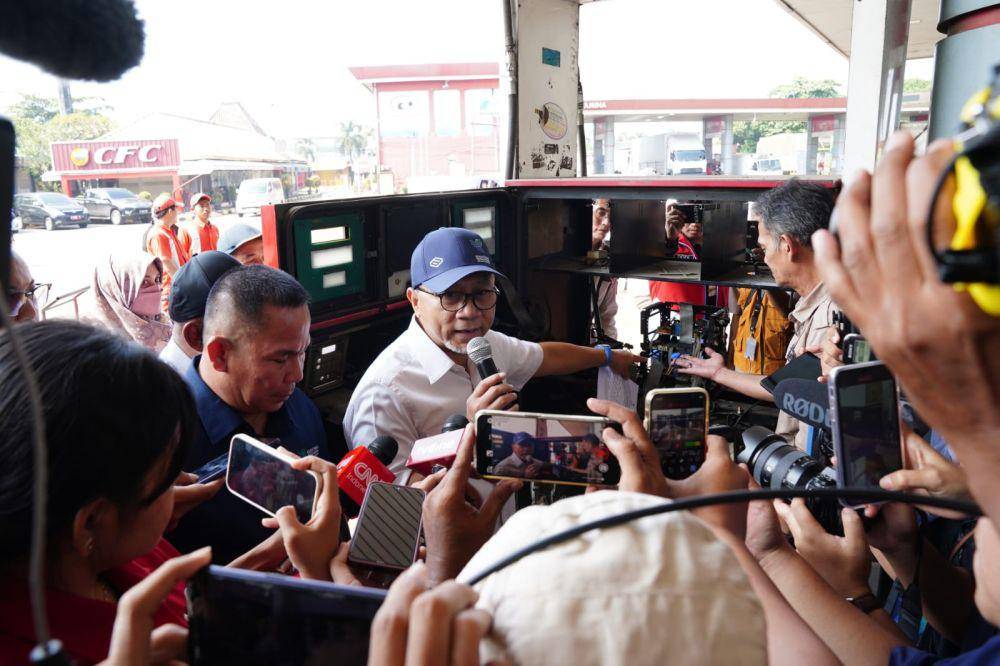 Menteri Perdagangan (Mendag), Zulkifli Hasan (Zulhas) melakukan penyegelan tiga pompa ukur BBM di SPBU Pertamina Rest Area KM 42 B Tol Jakarta-Cikampek. (dok. Kemendag)