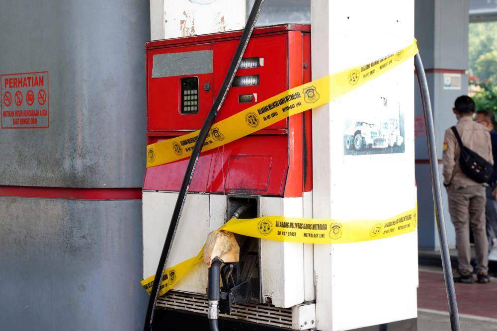 Penyegelan tiga pompa ukur BBM di SPBU Pertamina Rest Area KM 42 B Tol Jakarta-Cikampek. (dok. Kemendag)