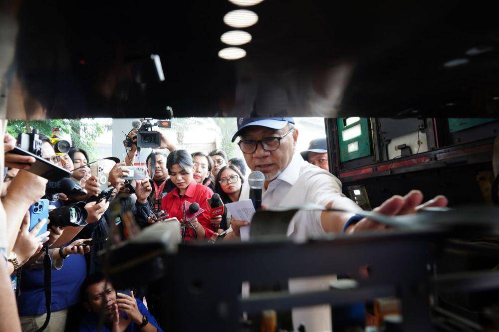 Menteri Perdagangan (Mendag), Zulkifli Hasan (Zulhas) melakukan penyegelan tiga pompa ukur BBM di SPBU Pertamina Rest Area KM 42 B Tol Jakarta-Cikampek. (dok. Kemendag)