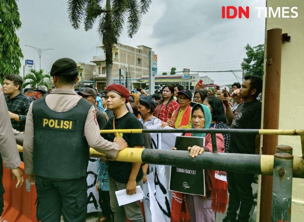 Istri Ketua Adat Dolok Parmonangan Beri Kesaksian Penangkapan Suaminya