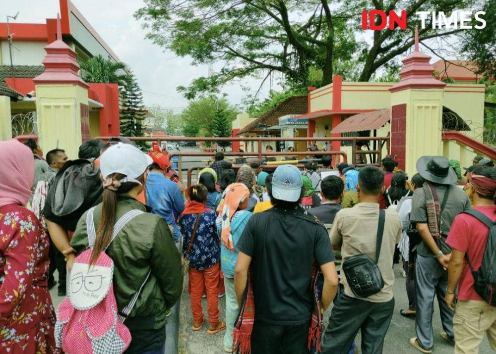 puluhan massa aksi yang datang dari Dolok Parmonangan, ingin Sobartua dibebaskan (IDN Times/Eko Agus Herianto)