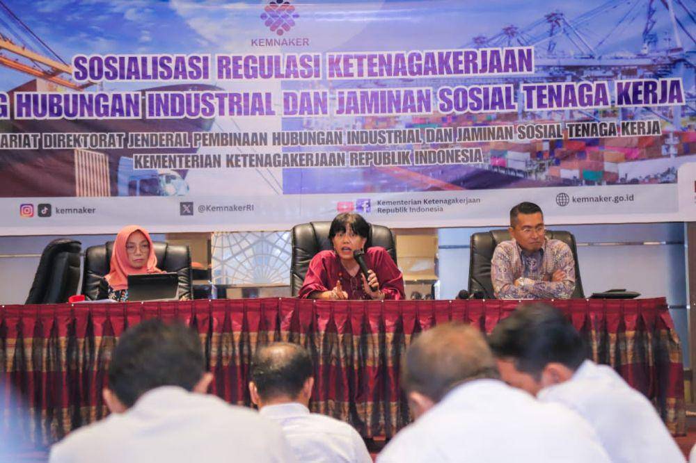 'Sosialisasi Regulasi Pelindungan Kerja Bagi Tenaga Kerja Bongkar Muat (TKBM) di Pelabuhan' di Padang, Sumatra Barat, Rabu (20/3/2024). (Dok. Kemnaker)