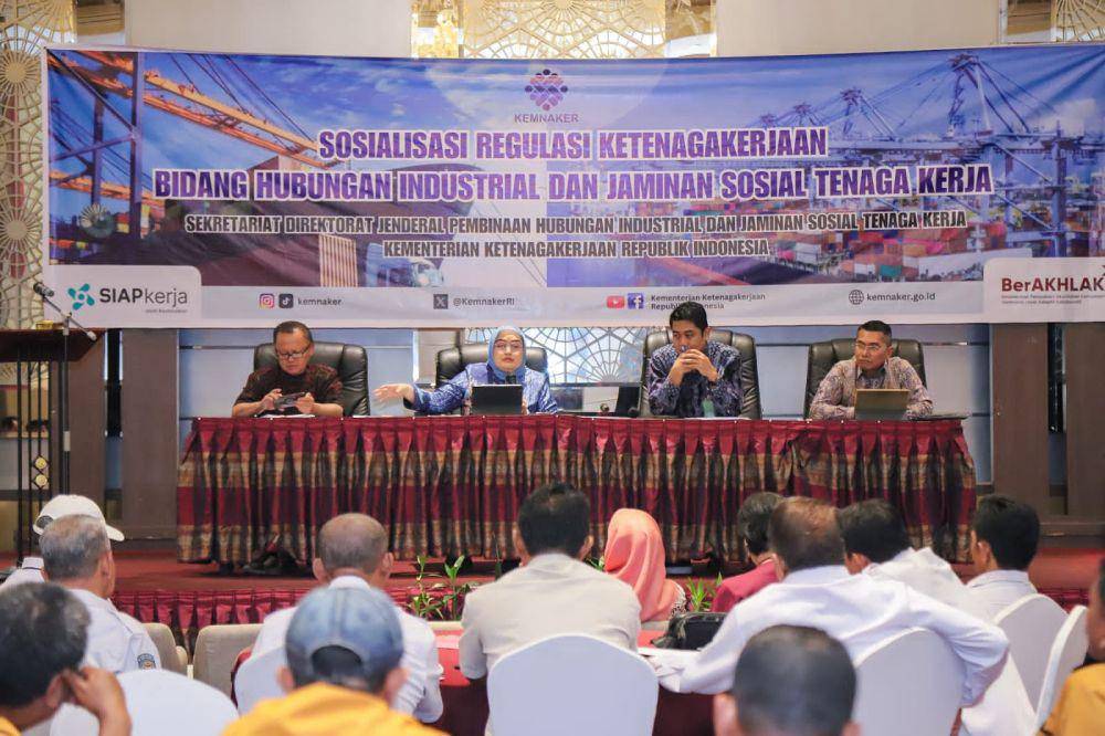 'Sosialisasi Regulasi Pelindungan Kerja Bagi Tenaga Kerja Bongkar Muat (TKBM) di Pelabuhan' di Padang, Sumatra Barat, Rabu (20/3/2024). (Dok. Kemnaker)