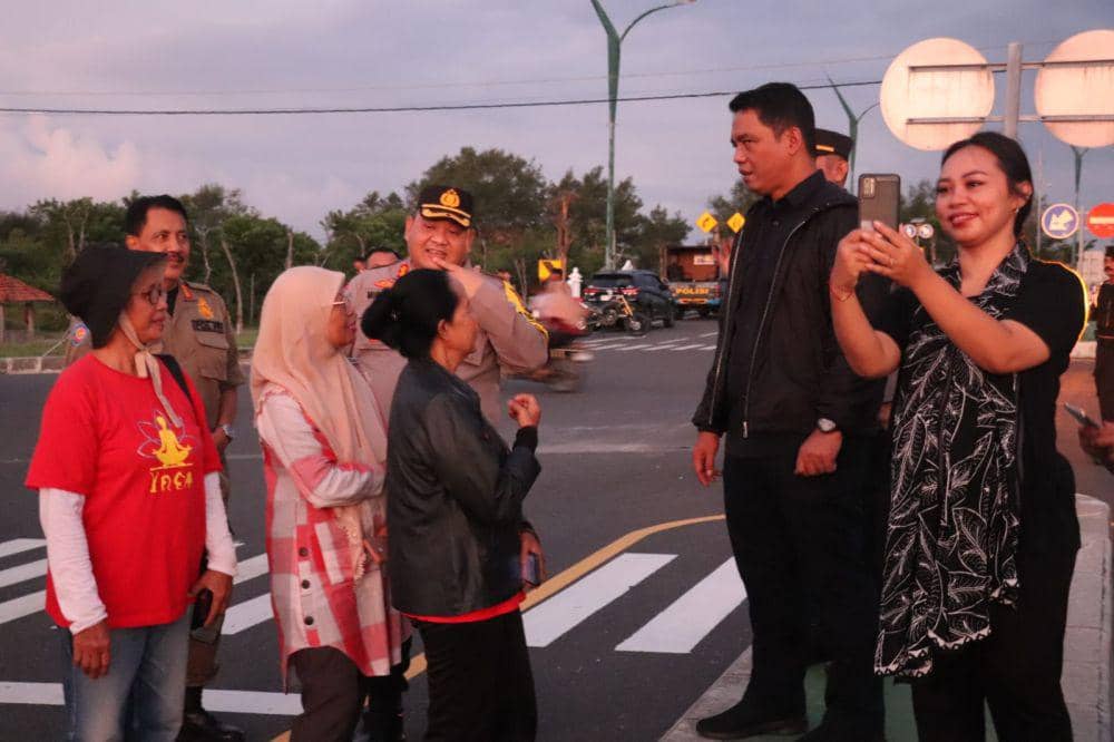 Kapolda DIY, Irjen Pol Suwondo Nainggolan berdialog dengan warga di Jembatan Kretek 2 Bantul.(Dok.Polres Bantul)