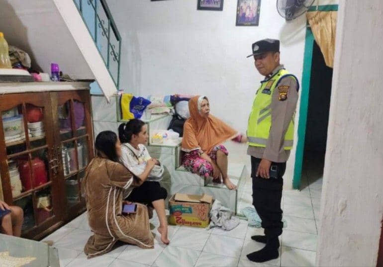 Warga Temukan Bayi Perempuan di Kardus Bersama Susu dan Wasiat