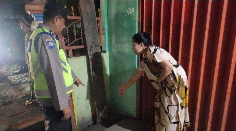 (Warga Lubuk Linggau saat temukan sesosok bayi perempuan dalam kardus) IDN Times/istimewa