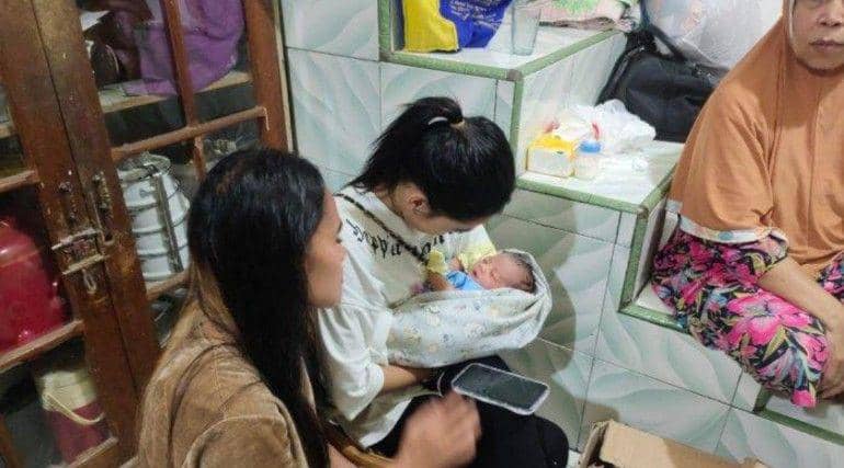 (Warga Lubuk Linggau saat temukan sesosok bayi perempuan dalam kardus) IDN Times/istimewa