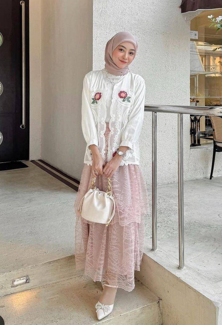 Sttle hijab coquette (instagram.com/meiraniap)