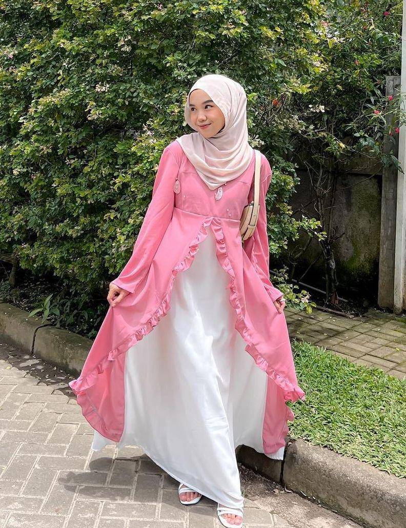 Style hijab coquette (instagram.com/ulyaslsss__)