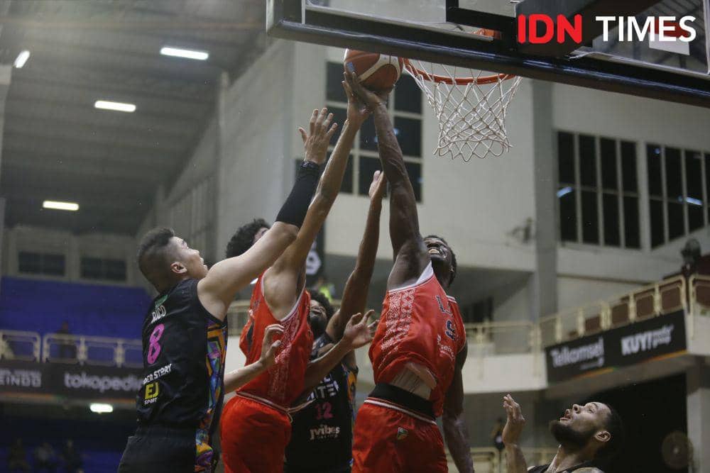 Duel Rajawali Medan saat bersua Bali United, Jumat (22/3/2024) (IDN Times/Doni Hermawan)
