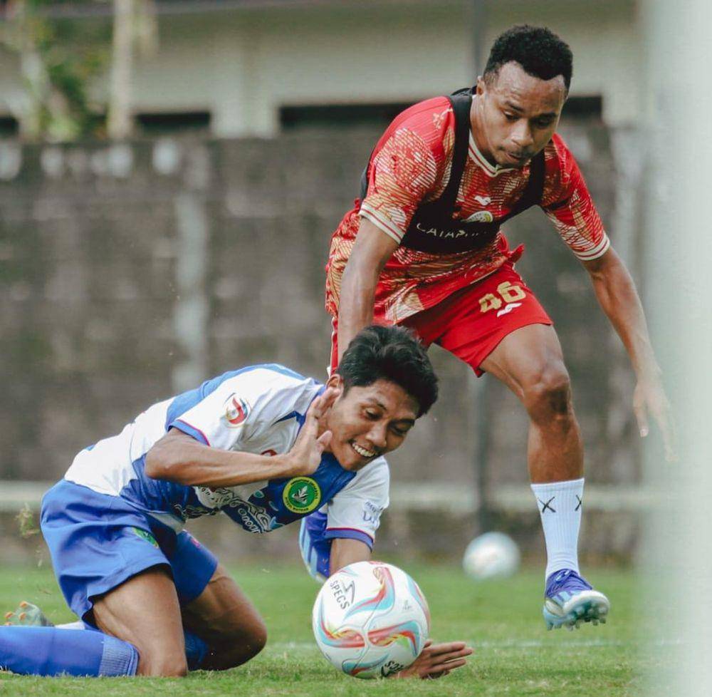 PSS Sleman mengisi kegiatan di akhir pekan dengan mengadakan sesi latih tanding melawan finalis Liga 3 ASPROV DIY, PS Hizbul Wathan UMY (Instagram/pssleman)
