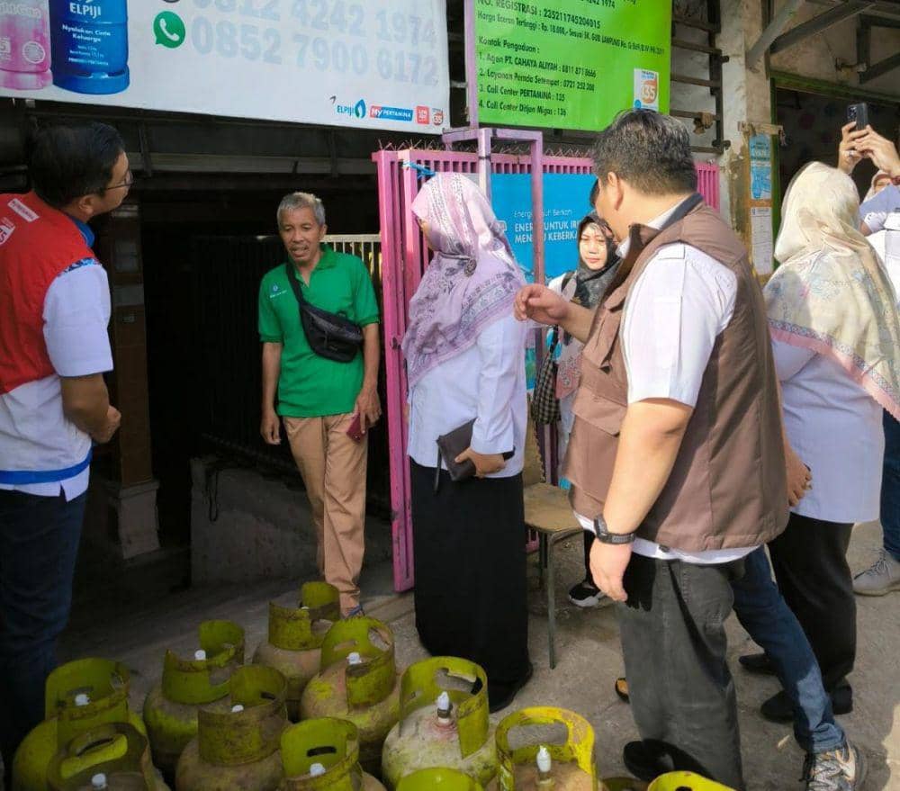 Pertamina Patra Niaga Regional Sumbagsel bersama Dinas Energi dan Sumber Daya Mineral (ESDM) Provinsi Lampung, Dispenda dan Satpol PP mengecek stok dan harga di beberapa pangkalan resmi wilayah Lampung, Sabtu (23/3/2024). (Dok PPN Sumbagsel).