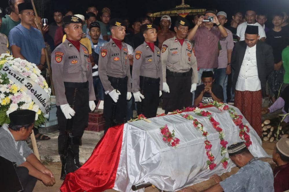 Upacara pemakaman jenazah Almarhum Briptu Singgih Abdi Hidayat (28), Minggu (24/3/2024). (Dok. Polres Lamteng).
